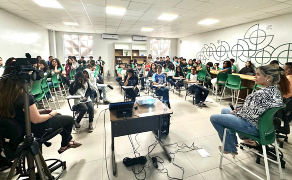 Alunos da Escola SESI participam de roda de conversa sobre